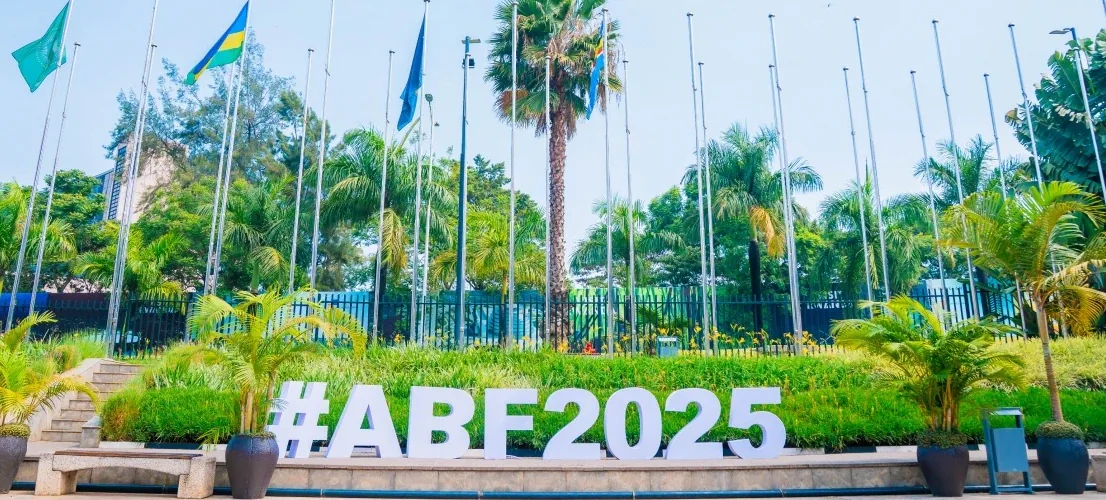 El letrero #ABF2025 en los jardines del recinto de Kigali