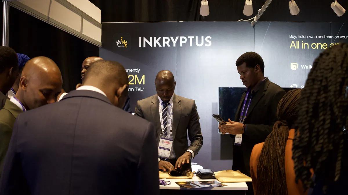 Visitantes conversando en el stand de Inkryptus en Dubái